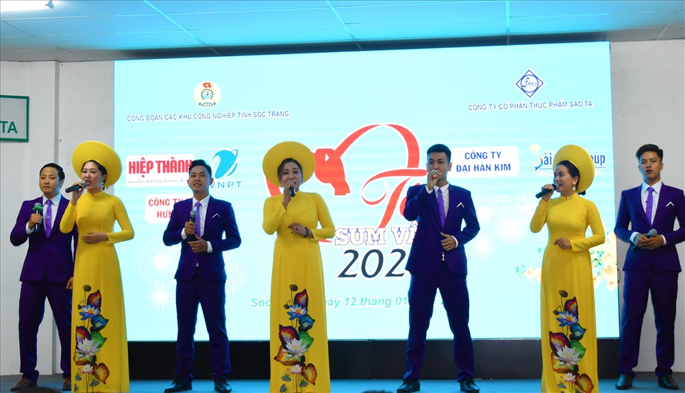Tiết mục văn nghệ đặc sắc mang không khí Tết Canh Tý đến gần hơn. Ảnh: Thành Nhân.