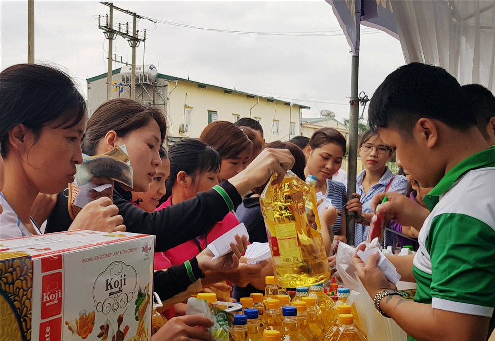 Các mặt hàng được bày bán chủ yếu là thực phẩm phục vụ Tết. Ảnh: NT