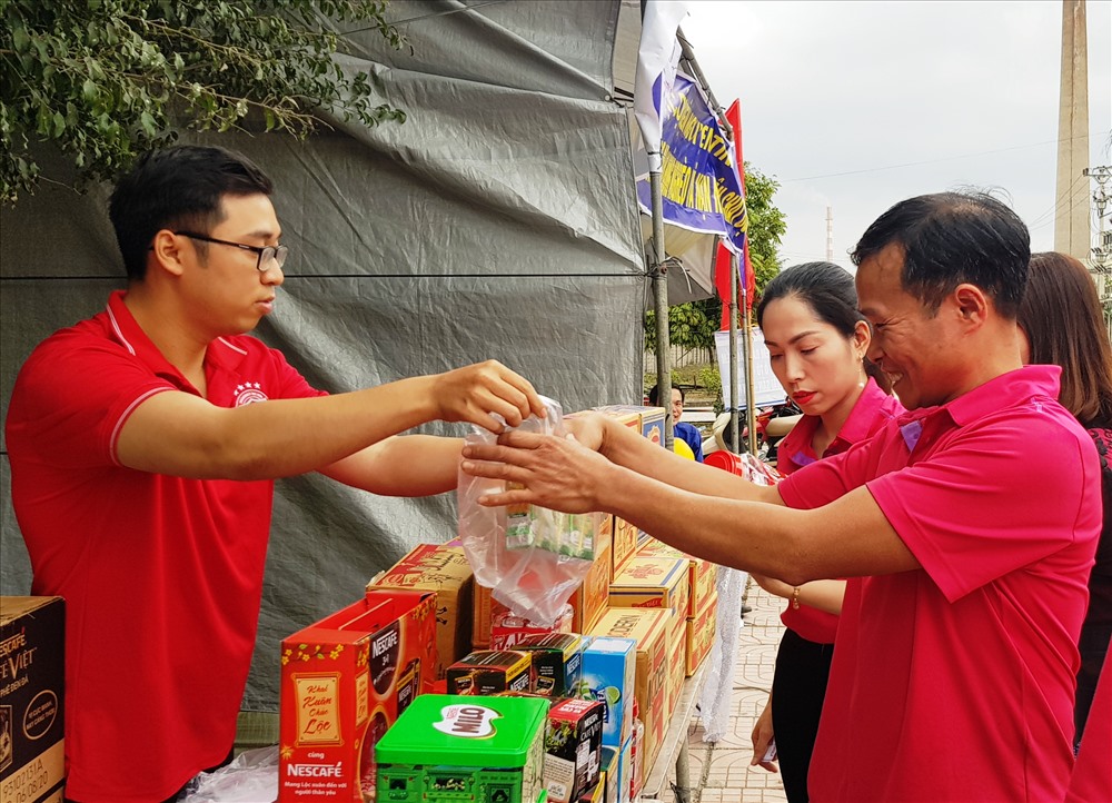 Ngoài việc được mua hàng giảm giá, CNLĐ còn được tặng phiếu đổi hàng. Ảnh: NT