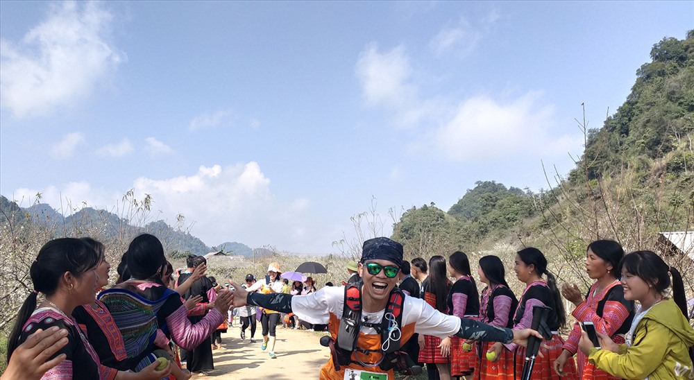 Hai bên đường, người dân địa phương rất thân thiện và đường ra chào đón các runners.