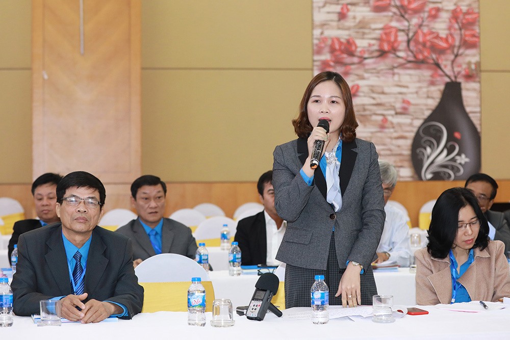 Đồng chí Đồng Thị Phượng, Bí thư Đảng bộ, Chủ tịch công đoàn cơ sở công ty Trách nhiệm hữu hạn Công nghiệp giầy Aurora Việt Nam - chia sẻ tại buổi gặp mặt. Ảnh: Hải Nguyễn