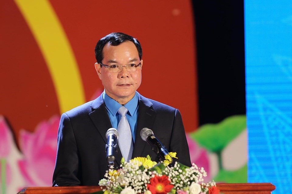 Đồng chí Nguyễn Đình Khang - Ủy viên Trung ương Đảng, Chủ tịch Tổng LĐLĐVN phát biểu tại buổi lễ. Ảnh: Sơn Tùng.