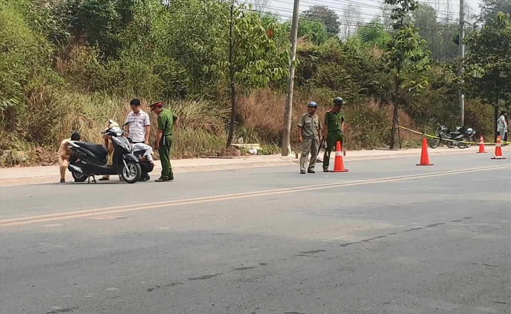 Công an khám nghiệm hiện trường điều tra làm rõ vụ tai nạn. Ảnh: ĐT