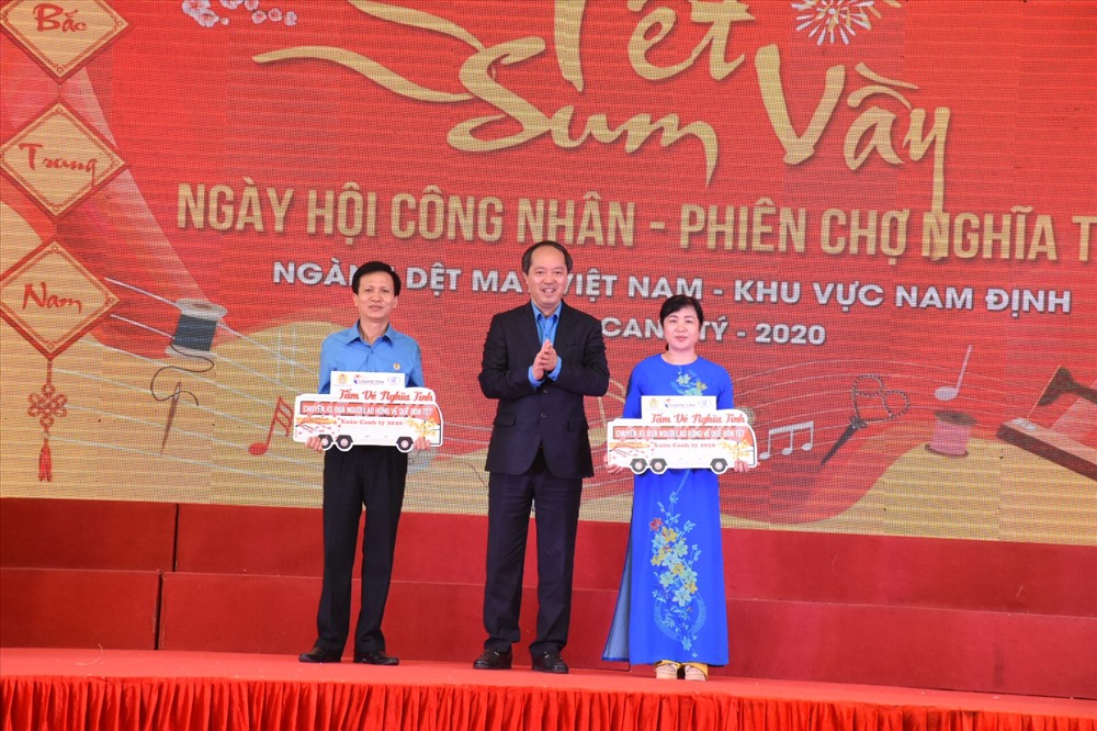 Lãnh đạo Công đoàn Dệt may Việt Nam trao quà hỗ trợ. Ảnh: C.Đ.D.M
