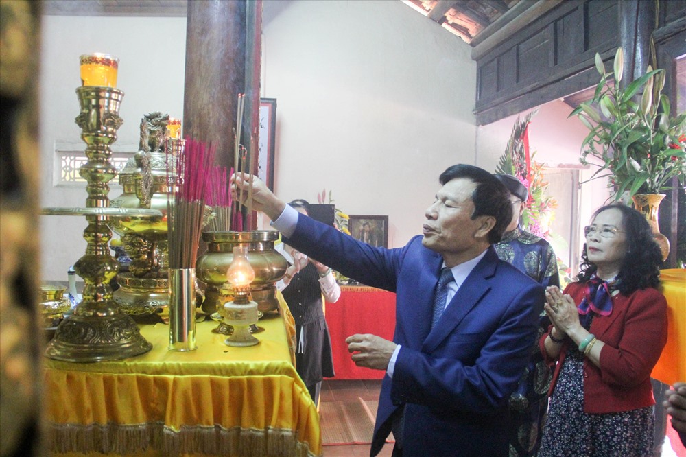 Bộ trưởng Bộ VHTTDL Nguyễn Ngọc Thiện dâng hương tại Phủ thờ và Lăng mộ Diên Khánh Vương.