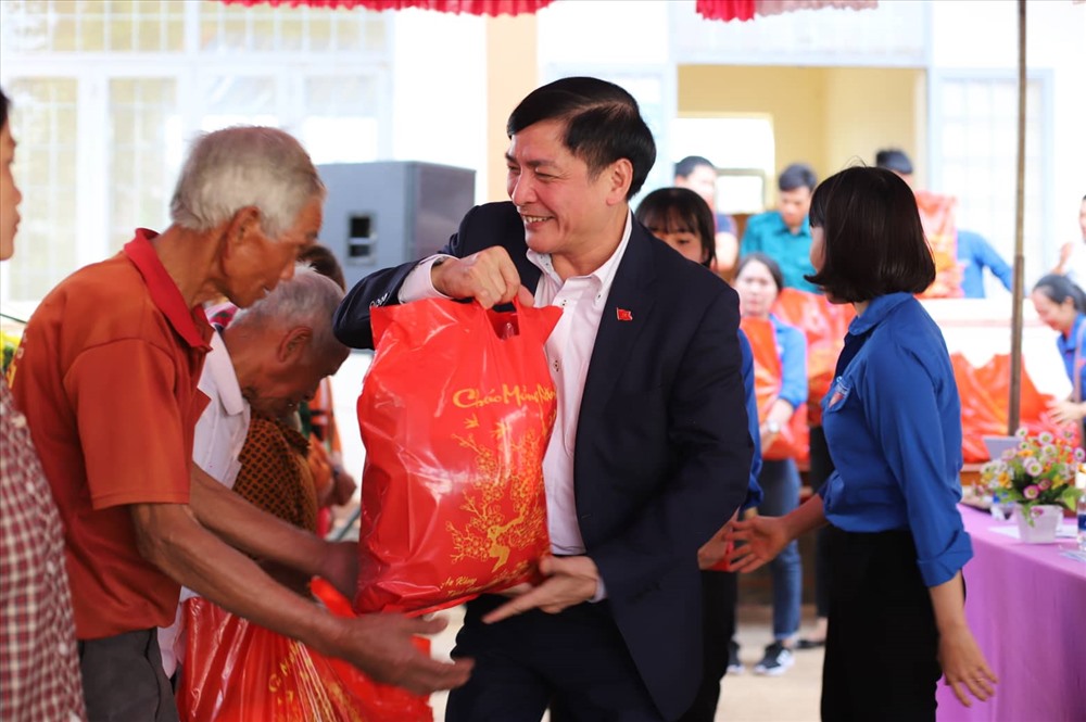Bí thư Đắk Lắk trao gần 200 suất quà Tết cho người dân, người đồng bào dân tộc thiểu số ở xã Ea Hiu. Ảnh:HL