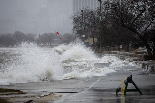 Sóng lớn do bão ở hồ Michigan. Ảnh: AP