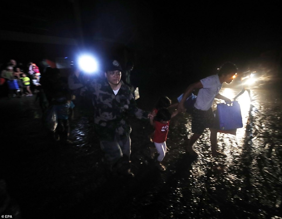 Tuy nhiên, giới chức Philippines đã nhanh chóng sơ tán hơn 6.000 cư dân khỏi một hòn đảo giữa hồ nơi có ngọn núi lửa Taal. Ảnh: Mail.