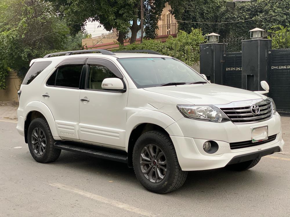 Toyota Fortuner cng nm trong mu xe c mt s hng taxi s dng. nh ST.