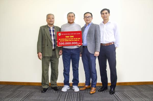 Đại diện Côtng ty Đ.G trao bảng tiền thưởng tượng trưng cho ông Mai Đức Chung tại VFF. Ảnh: TL