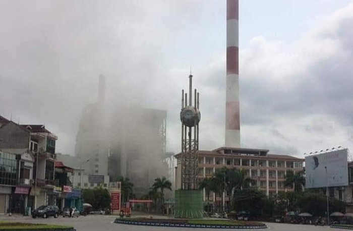 Nhà máy Nhiệt điện Uông Bí xả bụi mịt mù vào tháng 5.2019. Ảnh: CTV