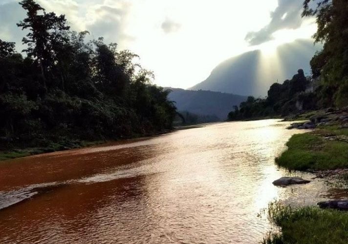 Nước sông Đakrông chuyển màu. Ảnh: Hồ Lia.