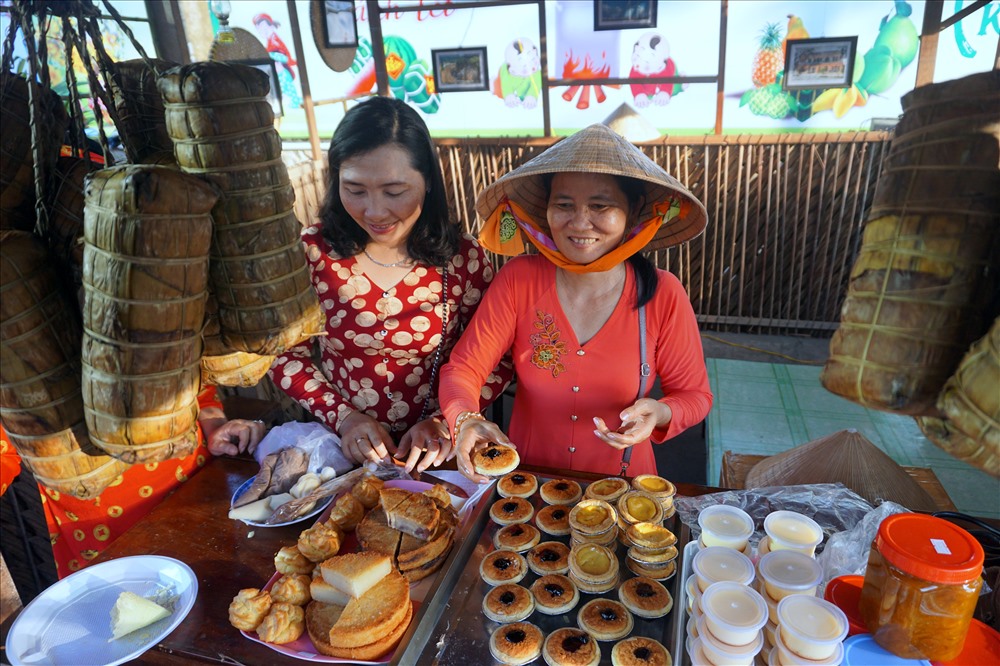 Bánh tét, bánh phồng...trong tại một gian hàng Tết quê ở Bạc Liêu (ảnh Nhật Hồ)