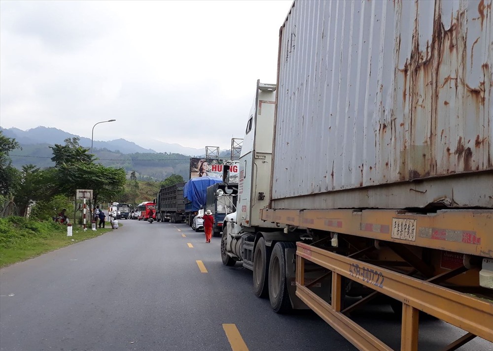 Xe bị ách tắc sau khi xảy ra vụ tai nạn. Ảnh: NĐ.