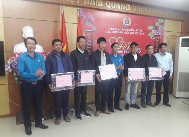 Trao phần quà cho những người may mắn bốc thăm trúng thưởng