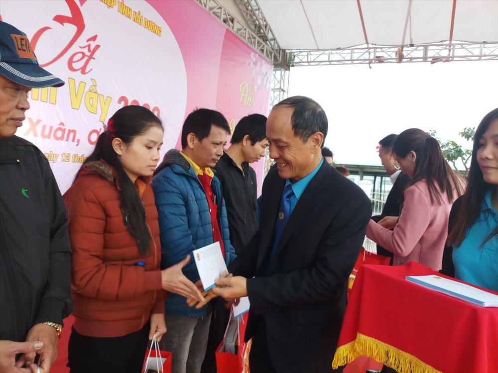 Lãnh đạo Công đoàn các khu công nghiệp tỉnh Hải Dương tặng quà CNLĐ. Ảnh: Diệu Thuý