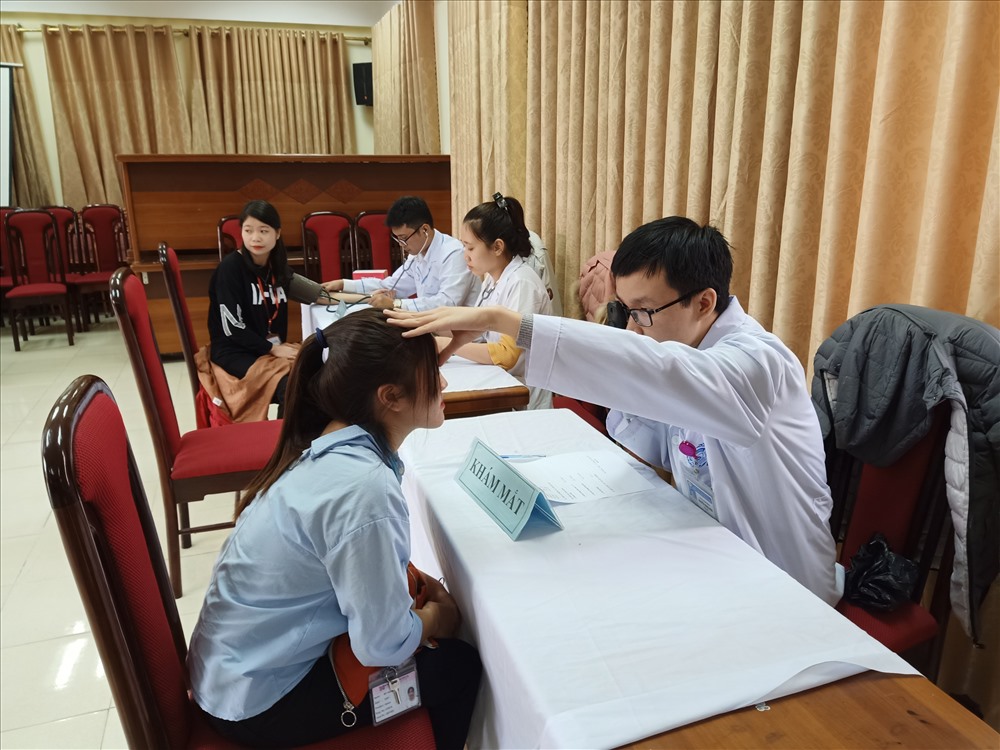 CNLĐ được khám bệnh miễn phí. Ảnh: Diệu Thuý