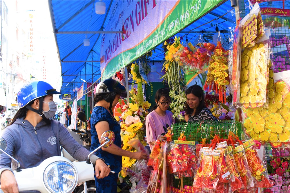 Ch Nguyn Nh Nguyn (qu¨º Vnh Long) cho bit: Mc d¨´ cui nm bn rn nhng hm nay phi tranh th mua trang tr¨ª nh¨¤ ca sm. 2 chu hoa giy mi mua vi gi¨¢ 1,5 triu ng. Tuy gi¨¢ cy king nm nay cao hn nm trc nhng gia ¨¬nh cng sn s¨¤ng ¡°m¨®c t¨²i¡± mua sm ¨®n mt nm mi an l¨¤nh. nh: Th¨¤nh Nhn