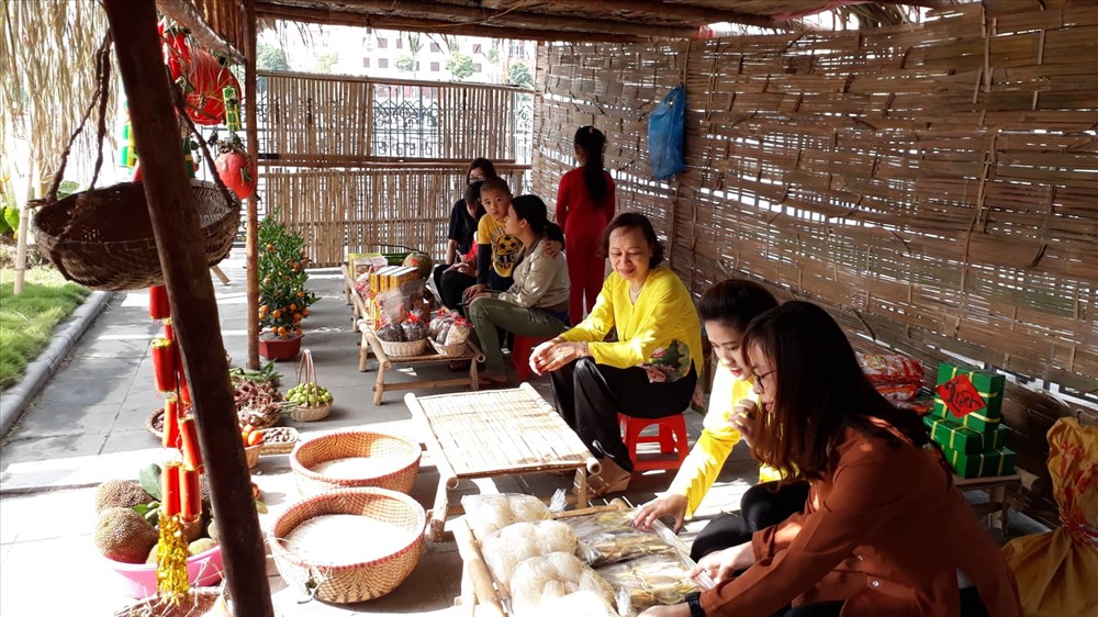 Các gian hàng tái hiện phiên chợ quê ngày Tết mang lại cảm giác hứng thú cho người tham gia. Ảnh KL
