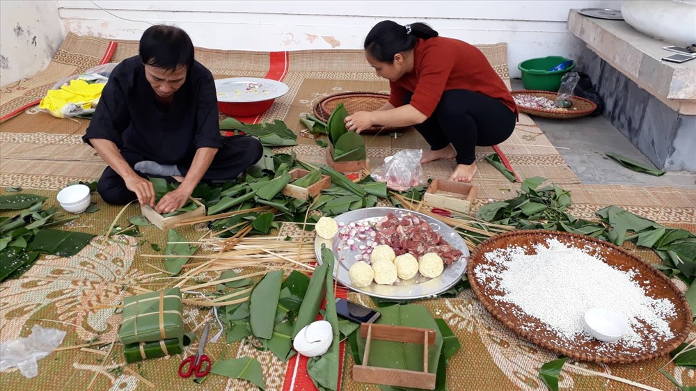 Bên cạnh hoạt động thư pháp, khách tham quan còn được tìm hiểu quy trình gói bánh chưng. Ảnh KL