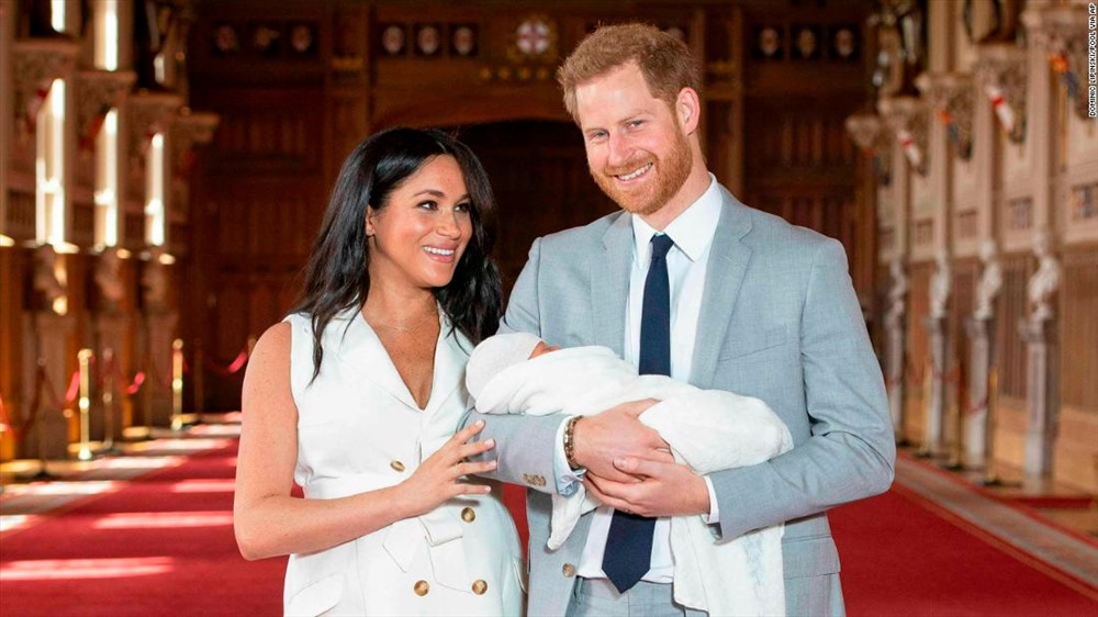 Vợ chồng Hoàng tử Harry và Meghan cùng con trai của họ. Ảnh: CNN