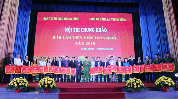 Ban Tổ chức tặng cờ lưu niệm cho các đội tham dự Hội thi chung khảo. Ảnh HT