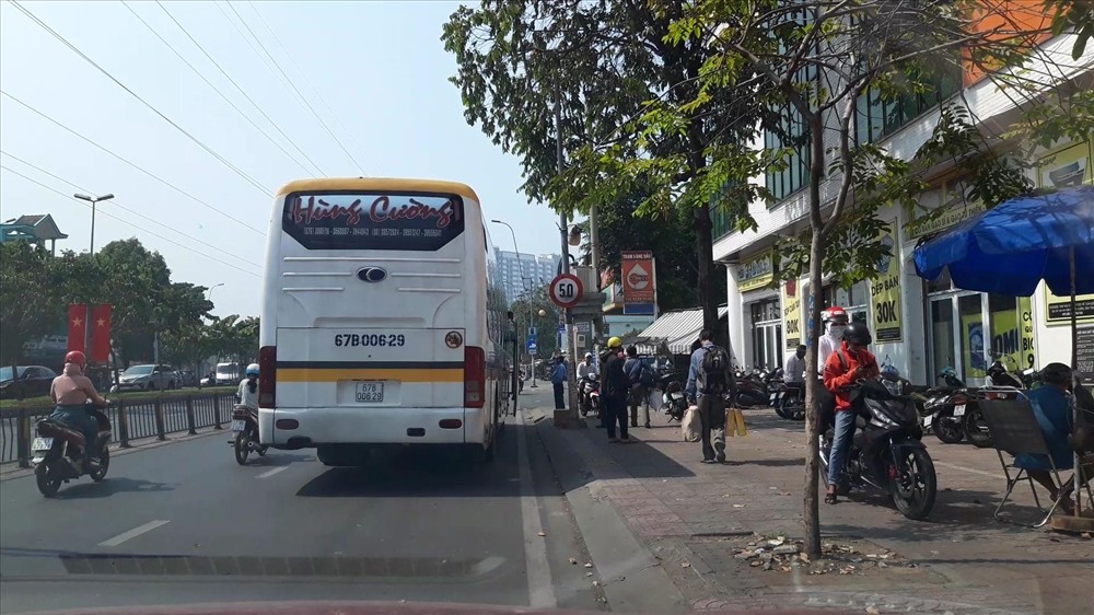 Thậm chí, nhiều nhà xe còn ngang nhiên đi vào làn xe máy để vợt khách