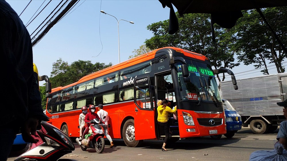 Xe khách đột ngột dừng đón khách tại cây xăng Tam Bình (quận Thủ Đức) dẫn tới ùn tắc trên tuyến đường.