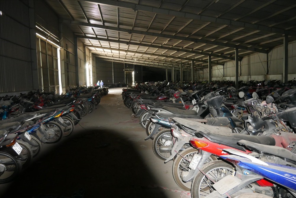 Những phương tiện có giá trị nhưng giấy tờ không hợp lệ nên chủ xe đành “cắn răng” bỏ luôn. Ảnh Anh Tú.