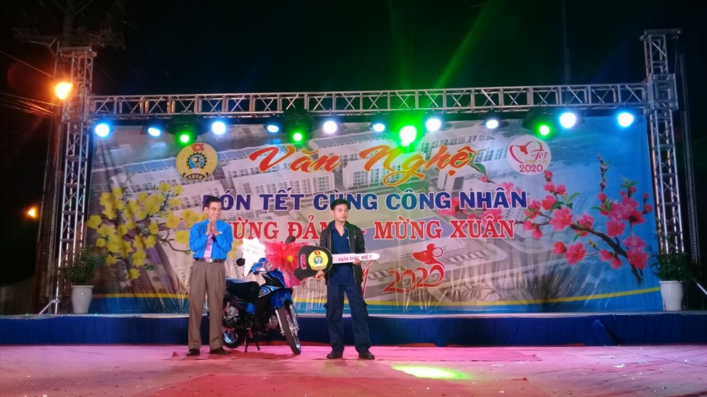 Chủ tịch LĐLĐ tỉnh Tiền Giang - ông Trương Văn Hiền - trao xe máy cho công nhân Trần Văn Phúc. Ảnh: K.Q