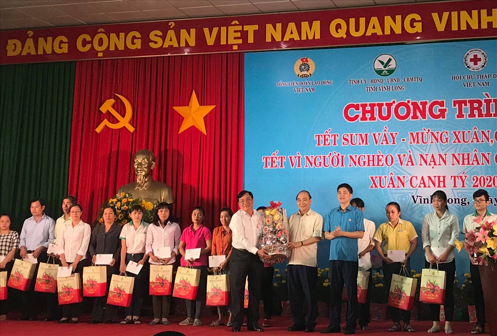 Thủ tướng trao quà tại buổi lễ