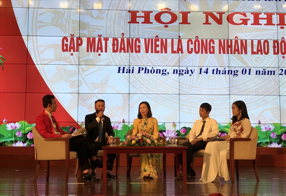 Đại diện đảng viên là công nhân, lao động tiêu biểu giao lưu tại hội nghị. Ảnh Mai Dung