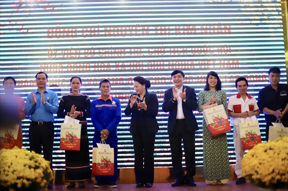 Chủ tịch Quốc hội Nguyễn Thị Kim Ngân cũng Chủ tịch Tổng LĐLĐ Việt Nam tặng quà Tết cho người lao động. Ảnh: HL
