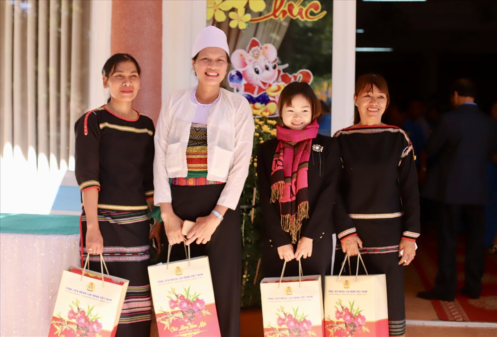 Người lao động vui mừng vì được Chủ tịch Quốc hội đến thăm hỏi và tặng quà Tết. Ảnh: HL