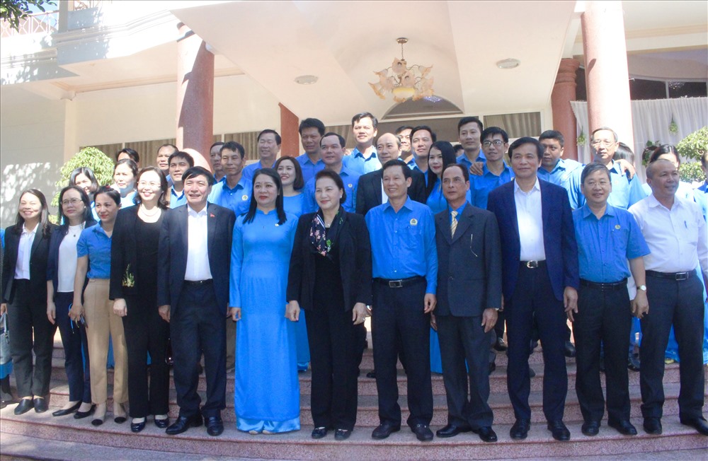 Chủ tịch Quốc hội Nguyễn Thị Kim Ngân chụp ảnh lưu niệm với tổ chức công đoàn Đắk Lắk và người lao động. Ảnh: HL