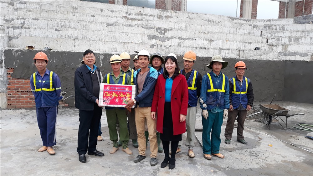 Đồng chí Phan Văn Anh - Phó Chủ tịch Tổng LĐLĐVN tặng quà CNLĐ. Ảnh: Như Quỳnh
