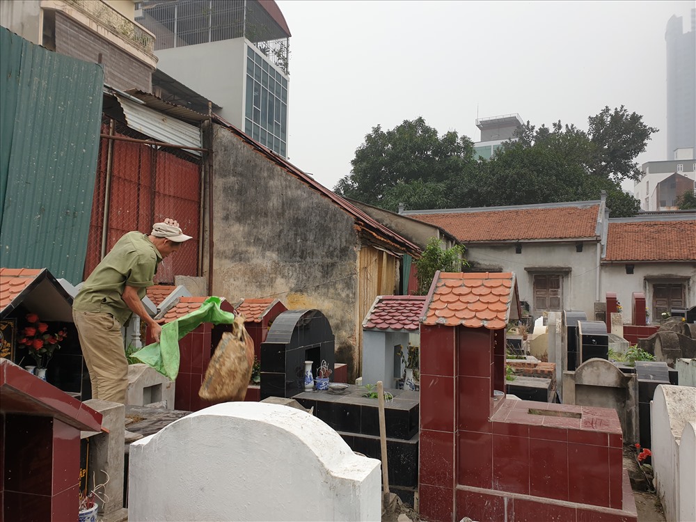 Cận Tết Nguyên đán thì những người làm nghề tảo mộ lại bắt đầu vào mùa, biến các khu nghĩa trang trở nên hối hả, nhộn nhịp. Ảnh: Kiều Giang.