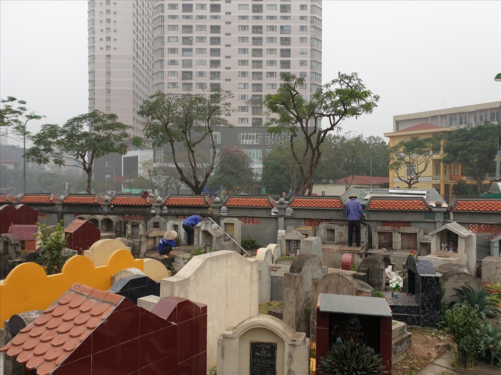 Cận Tết Nguyên đán thì những người làm nghề tảo mộ lại bắt đầu vào mùa, biến các khu nghĩa trang trở nên hối hả, nhộn nhịp. Ảnh: Kiều Giang.