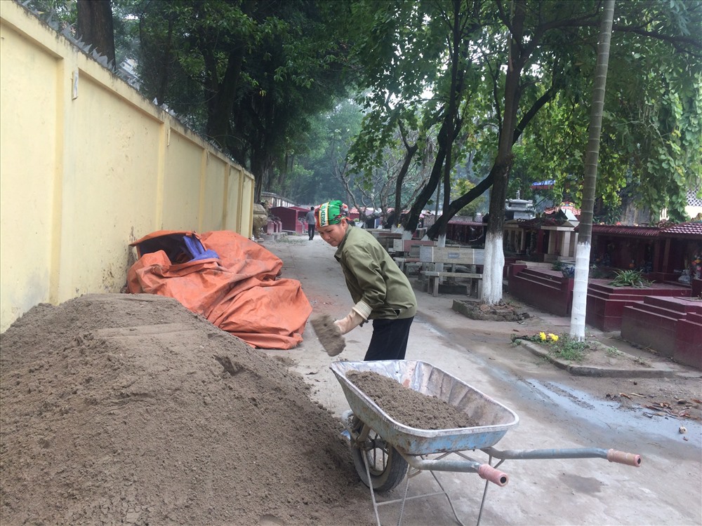 Phụ nữ cũng sẵn sàng “xắn tay” vào việc. Ảnh: Kiều Giang.