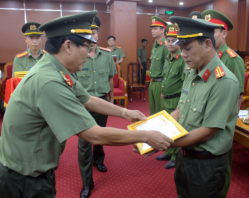 Khen thưởng cho các cá nhân có thành tích xuất sắc phá vụ án bắt cóc tống tiền