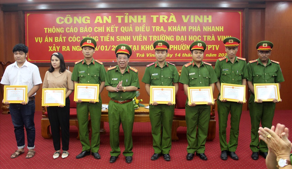 Khen thưởng cho các cá nhân có thành tích xuất sắc phá vụ án bắt cóc tống tiền