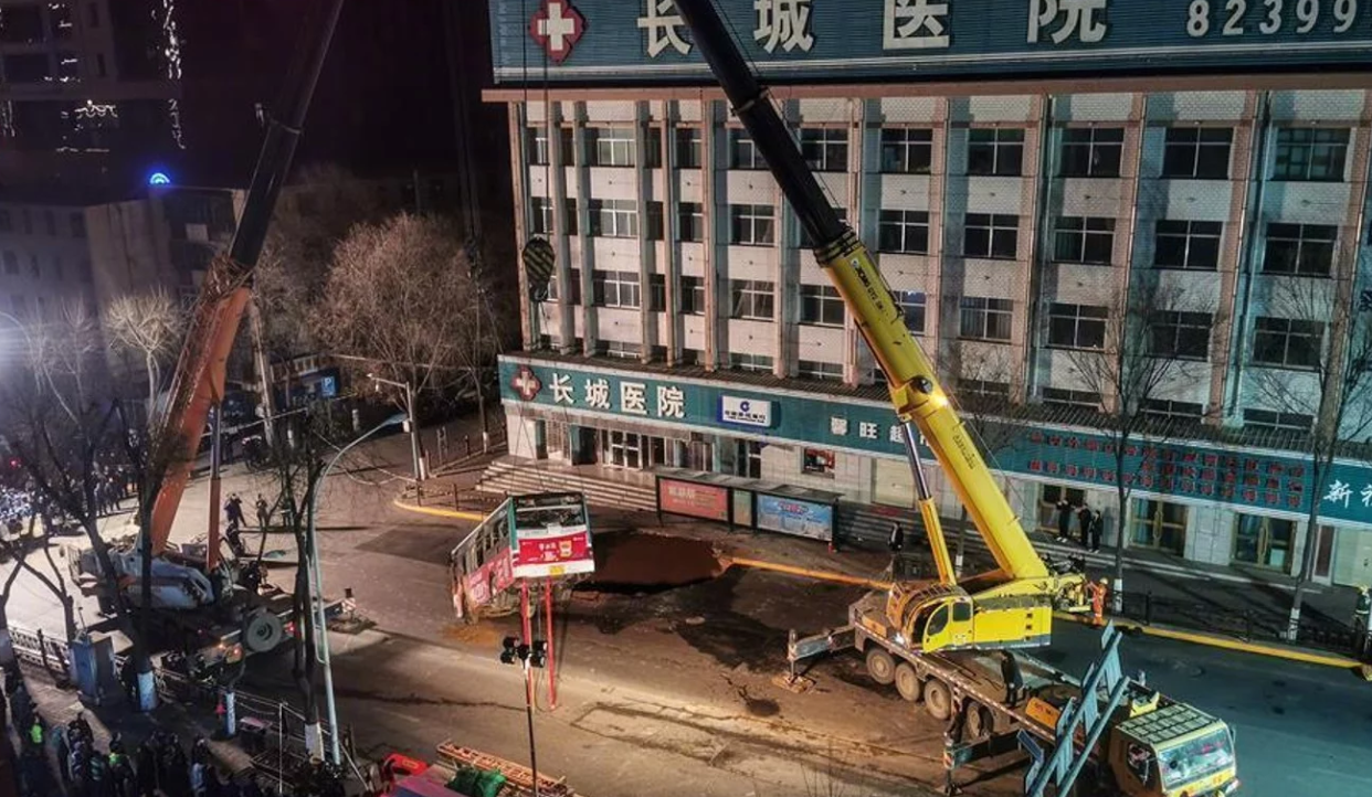 Vụ sập đường đang được điều tra. Ảnh: Weibo