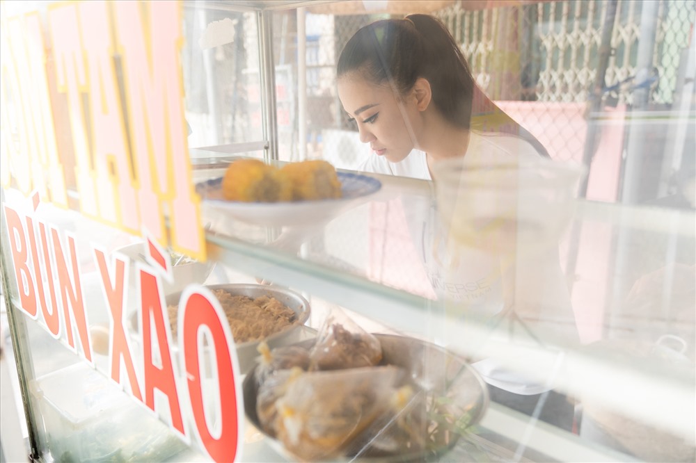 Sau đó, cô đã phụ ba mẹ bán cơm tại quán của gia đình. Đây là nơi mà Á hậu Kim Duyên thường xuyên đến sau giờ học, trước khi lên Sài Gòn theo đuổi ước mơ. Cô bật mí, quán chủ yếu phục vụ đối tượng khách là học sinh, sinh viên và những người làm công ở gần đó. Ảnh: Sang Đào.