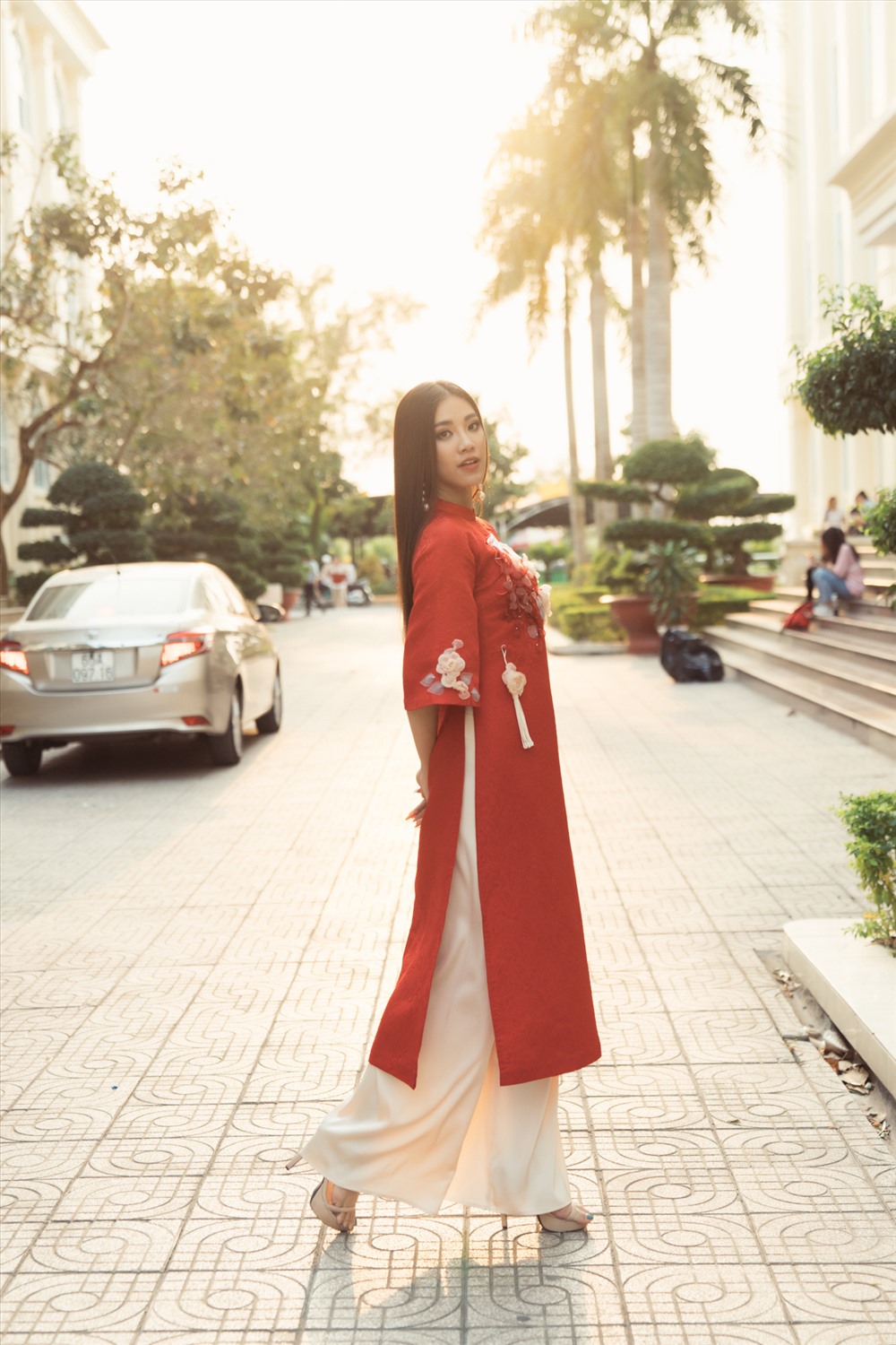 Chính vì lí do này mà Á hậu Kim Duyên ngẫu hứng nhờ ekip chụp mình và em trai một bộ ảnh được thực hiện trong khuôn viên trường Đại học Nam Cần Thơ, dưới ánh nắng chiều. Ảnh: Sang Đào.