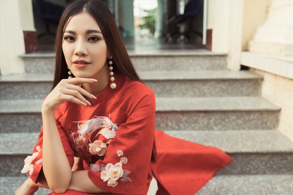 Chính vì lí do này mà Á hậu Kim Duyên ngẫu hứng nhờ ekip chụp mình và em trai một bộ ảnh được thực hiện trong khuôn viên trường Đại học Nam Cần Thơ, dưới ánh nắng chiều. Ảnh: Sang Đào.