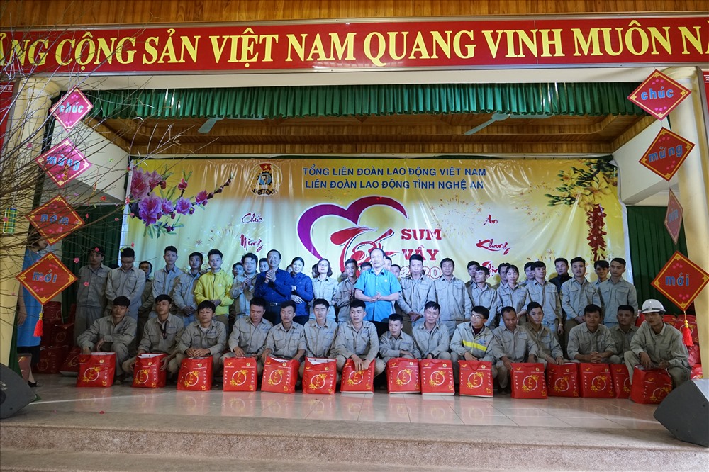 200 công nhân được tặng quà trong Tết sum vầy. Ảnh: QĐ