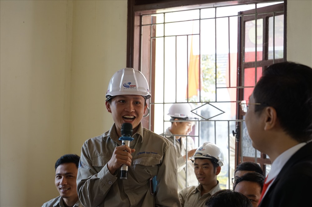 Công nhân trả lời câu hỏi đố vui của Ban Tổ chức chương trình. Ảnh: QĐ