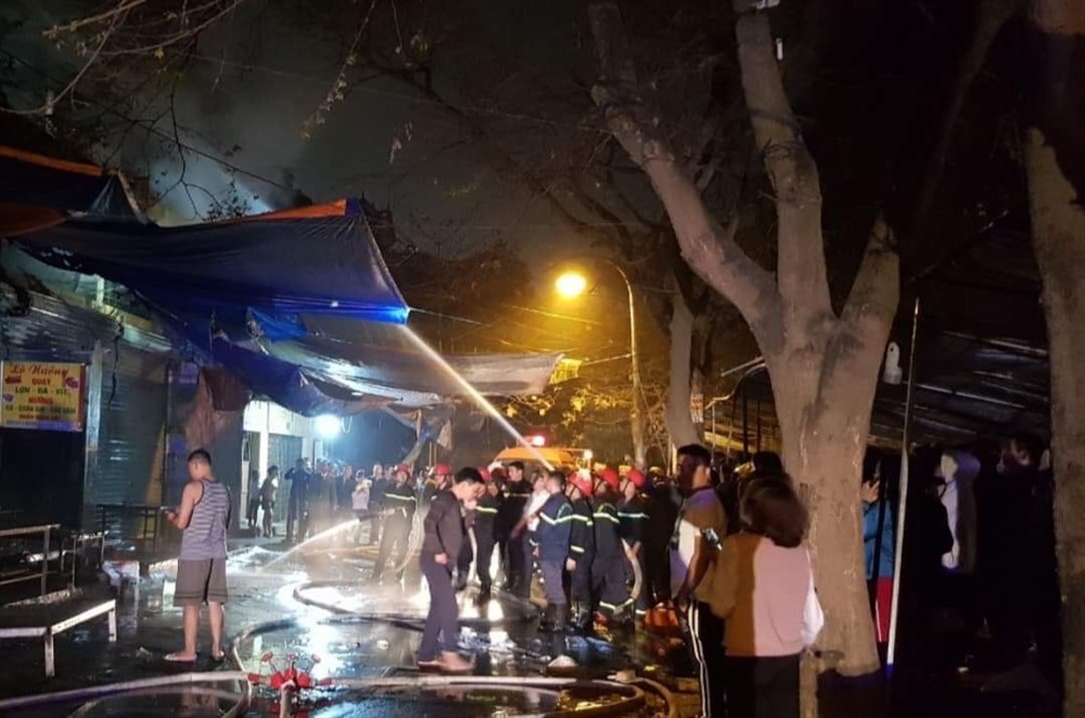Lực lượng chức năng có mặt kịp thời khống chế đám cháy. Ảnh KL