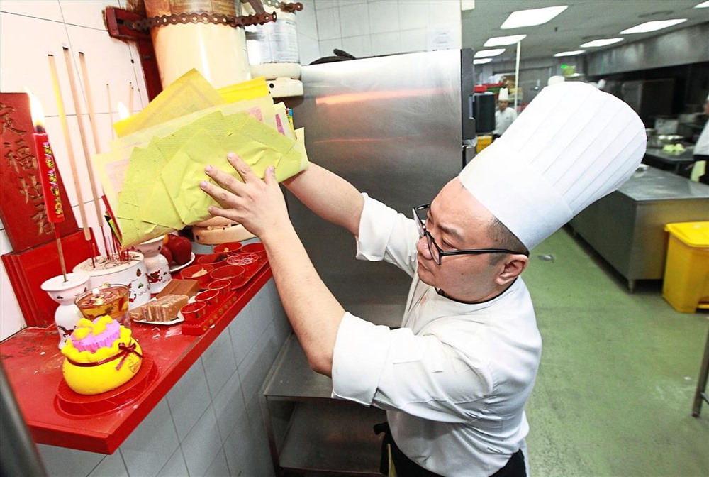Tiễn ông Công ông Táo về trời trong ngày 23 tháng Chạp hàng năm. Ảnh: The Star