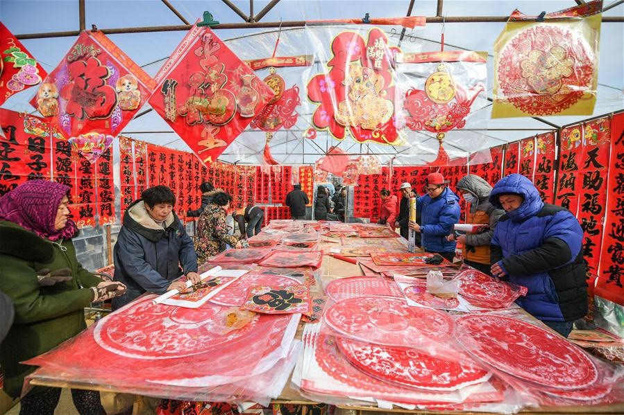 Người Trung Quốc chọn đồ trang trí nhà cửa đón Tết. Ảnh: Tân hoa xã